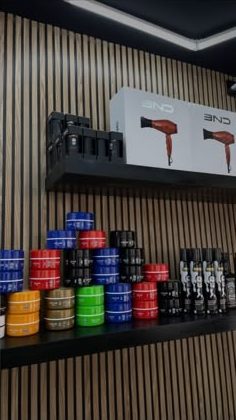 Estantería con ceras y productos de peinado